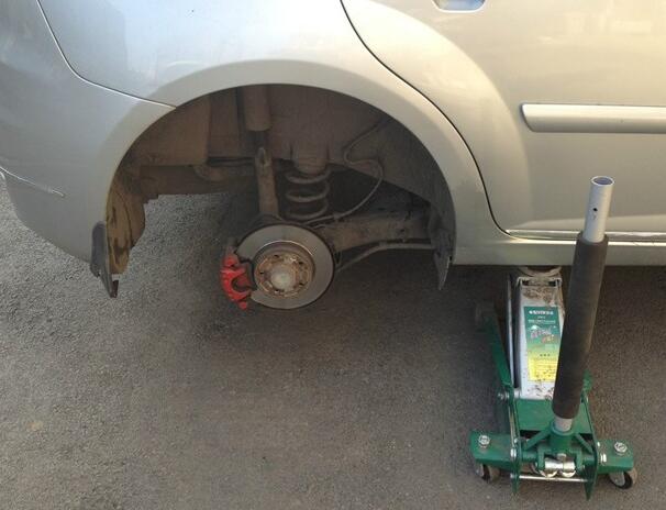 世達(dá)千斤頂在修車中的應(yīng)用